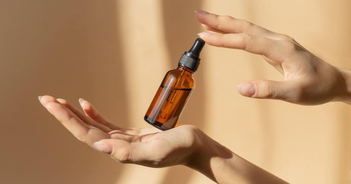 Bouteille de sérum entre les mains des femmes.