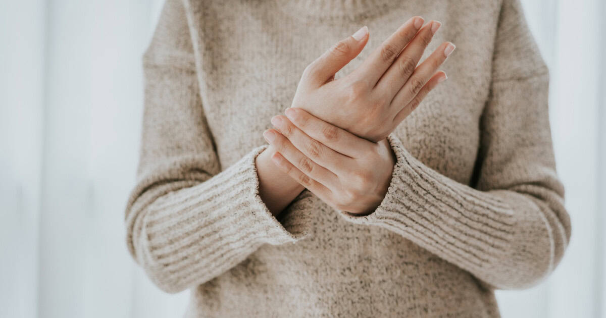 femme tenant sa douleur au poignet