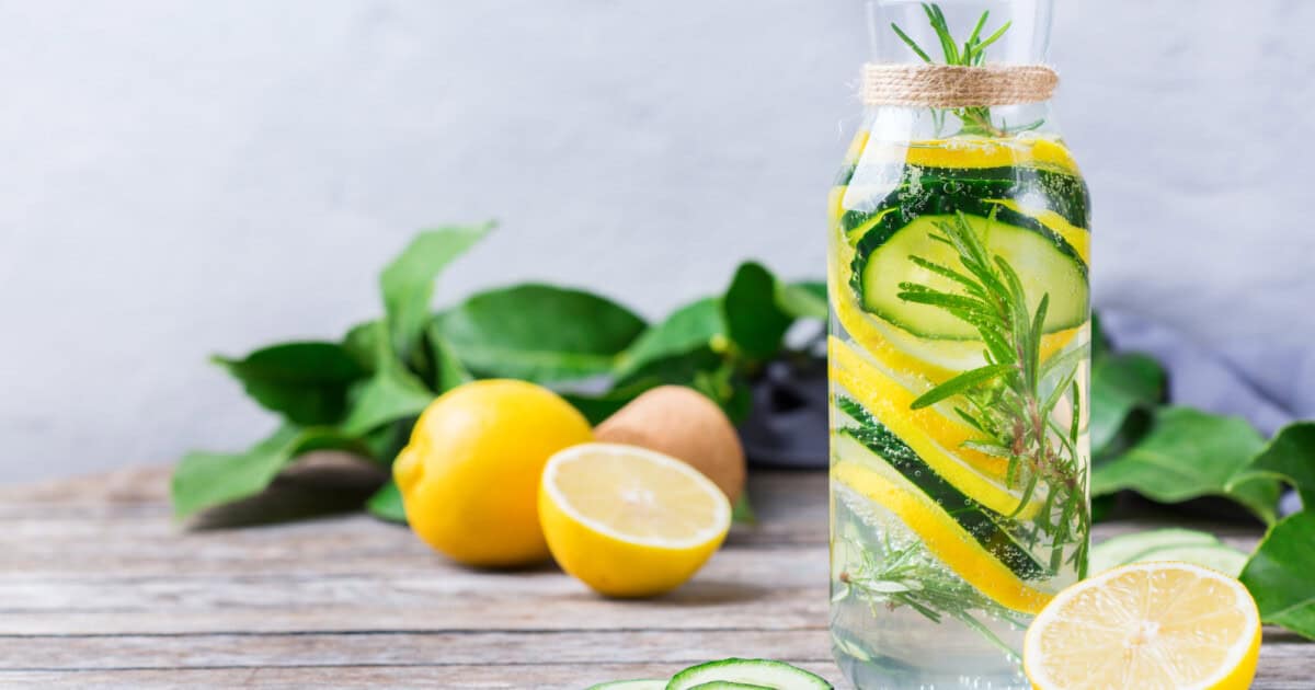 Boisson détox à l'eau infusée au romarin et au citron frais