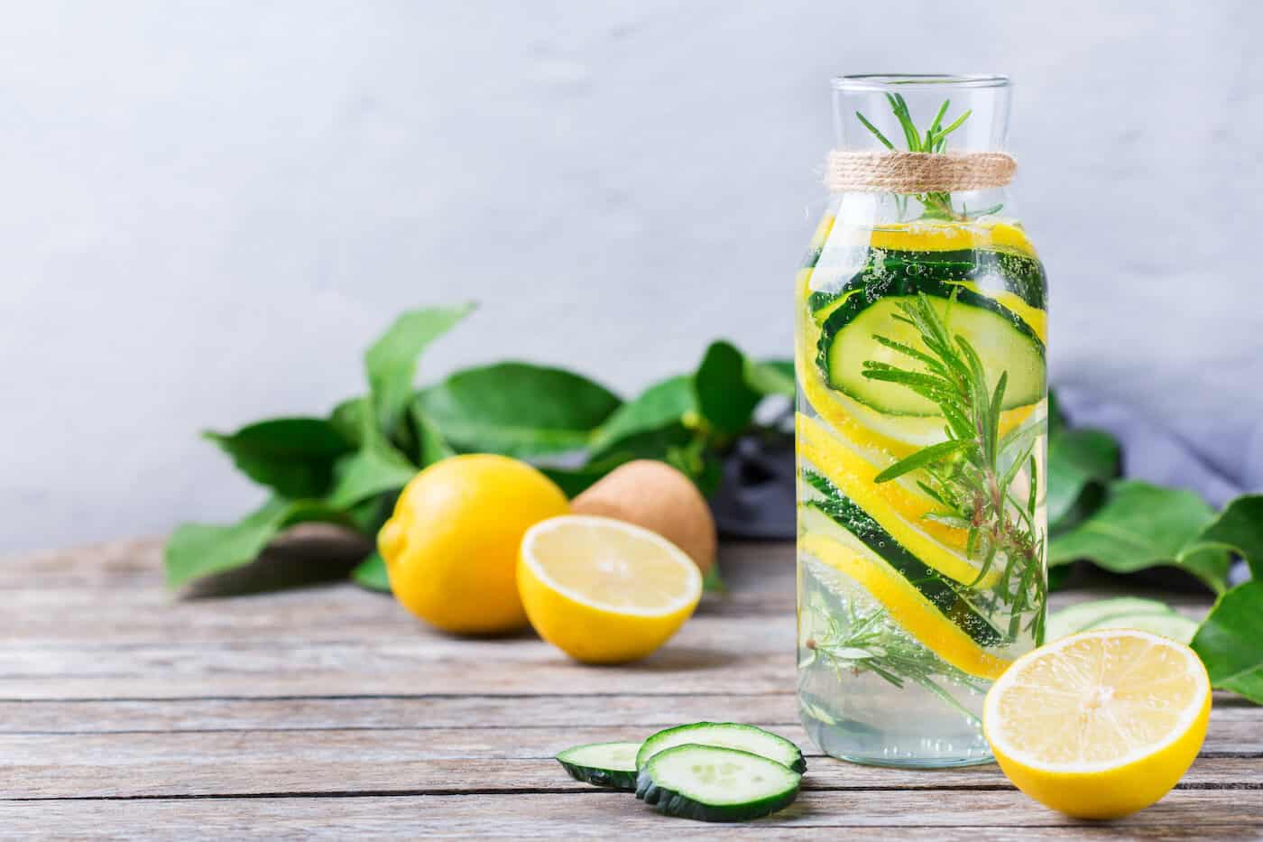 Boisson détox à l'eau infusée au romarin et au citron frais