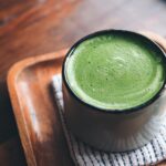 Une tasse de matcha latte chaud sur parquet