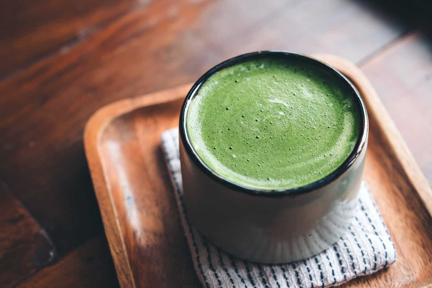 Une tasse de matcha latte chaud sur parquet