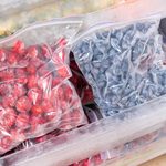 Baies sur les étagères du congélateur. Aliments surgelés au réfrigérateur