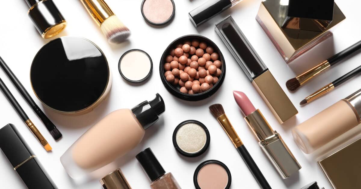 Ensemble de produits de maquillage de luxe sur fond blanc, pose plate