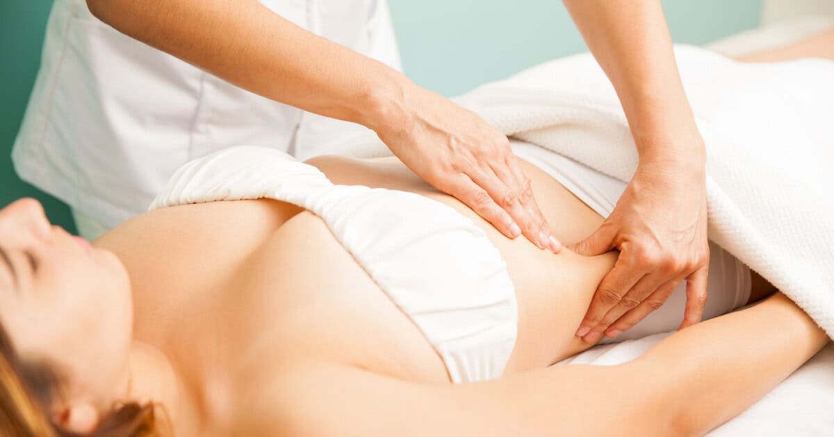 Femme recevant un massage lymphatique