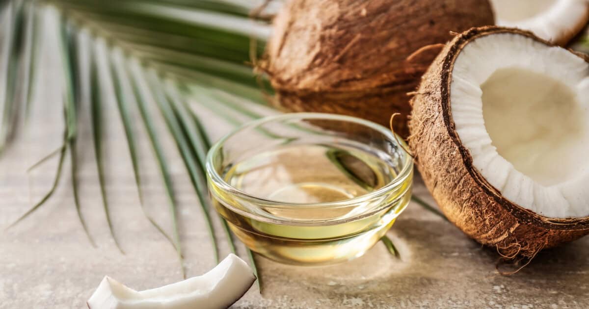 Bol avec de l'huile de coco sur la table