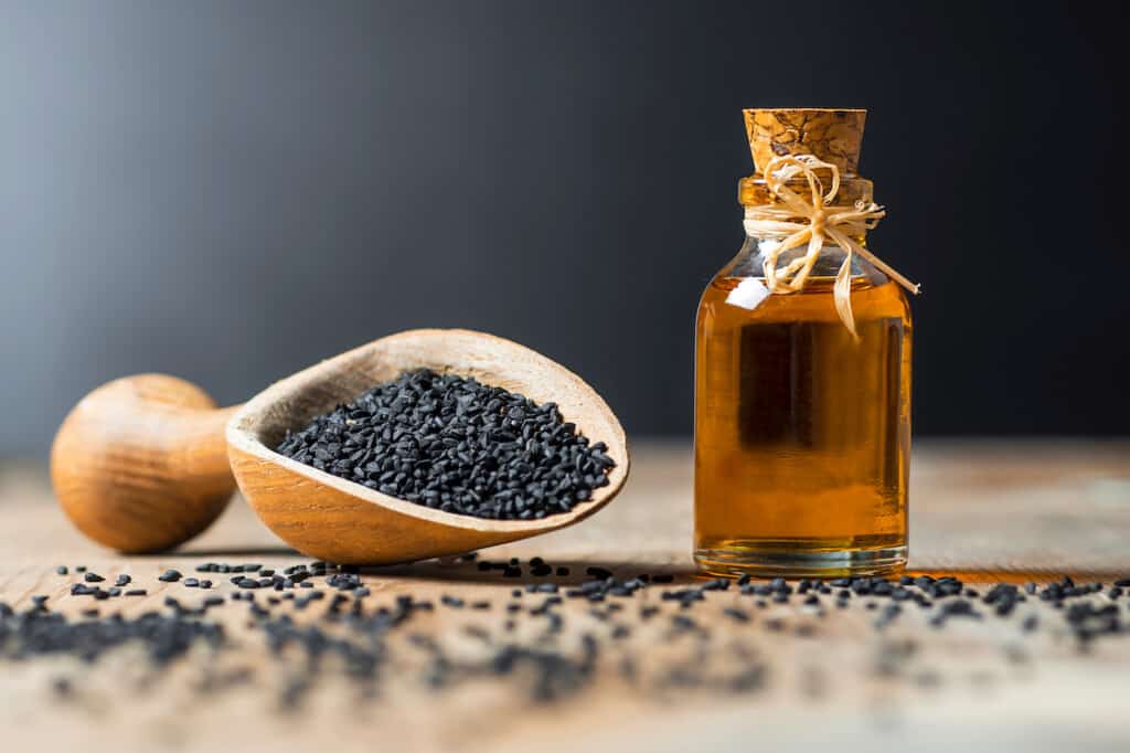 bouteille en verre d'huile de nigelle