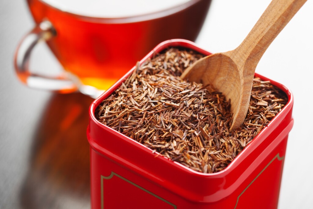 Rooibos dans une boîte à thé en gros plan