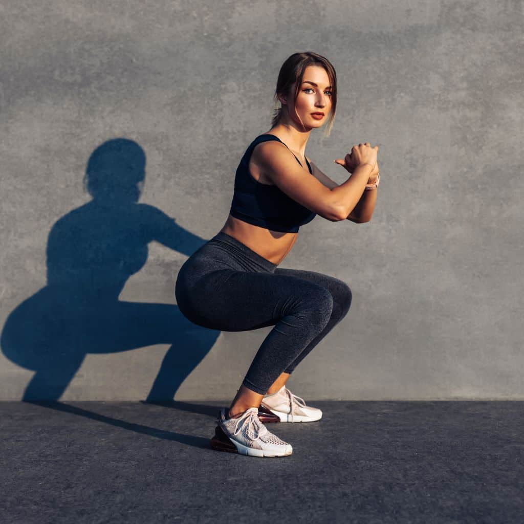 squats au mur exercice pilates au mur