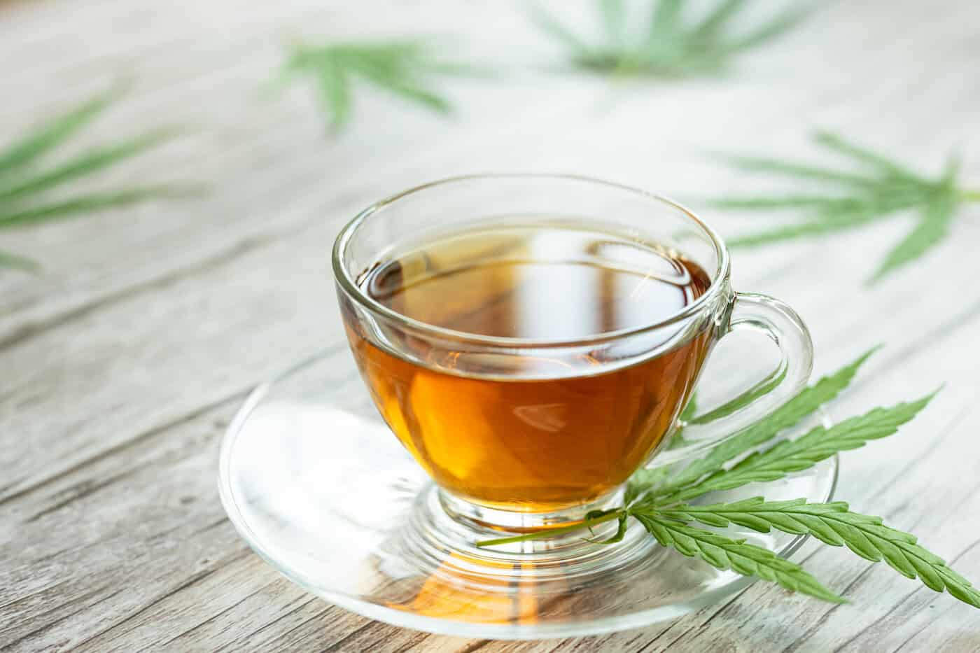 Tasse en verre de tisane de cannabis.